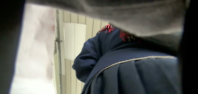 逆さ撮りのJKパンチラ画像!わずかに見える黄色と白のパンツに大興奮しちゃうよ♡008枚目