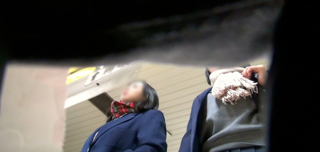逆さ撮りのJKパンチラ画像!わずかに見える黄色と白のパンツに大興奮しちゃうよ♡015枚目