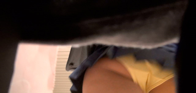 逆さ撮りのJKパンチラ画像!わずかに見える黄色と白のパンツに大興奮しちゃうよ♡020枚目
