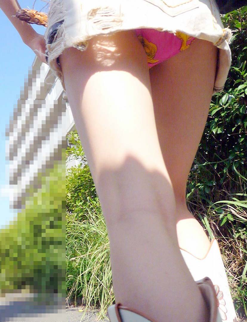 パンチラが抜ける逆さ撮り盗撮エロ動画像Vol.54_016枚目