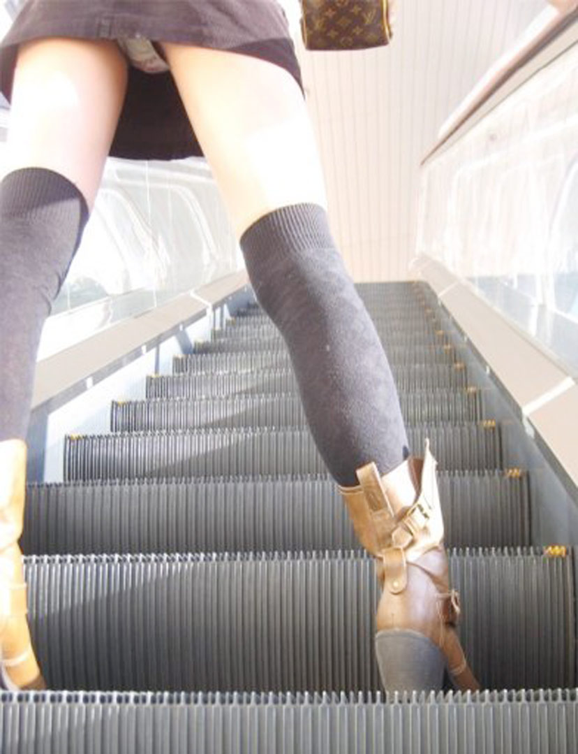 パンチラが抜ける逆さ撮り盗撮エロ動画像Vol.54_019枚目