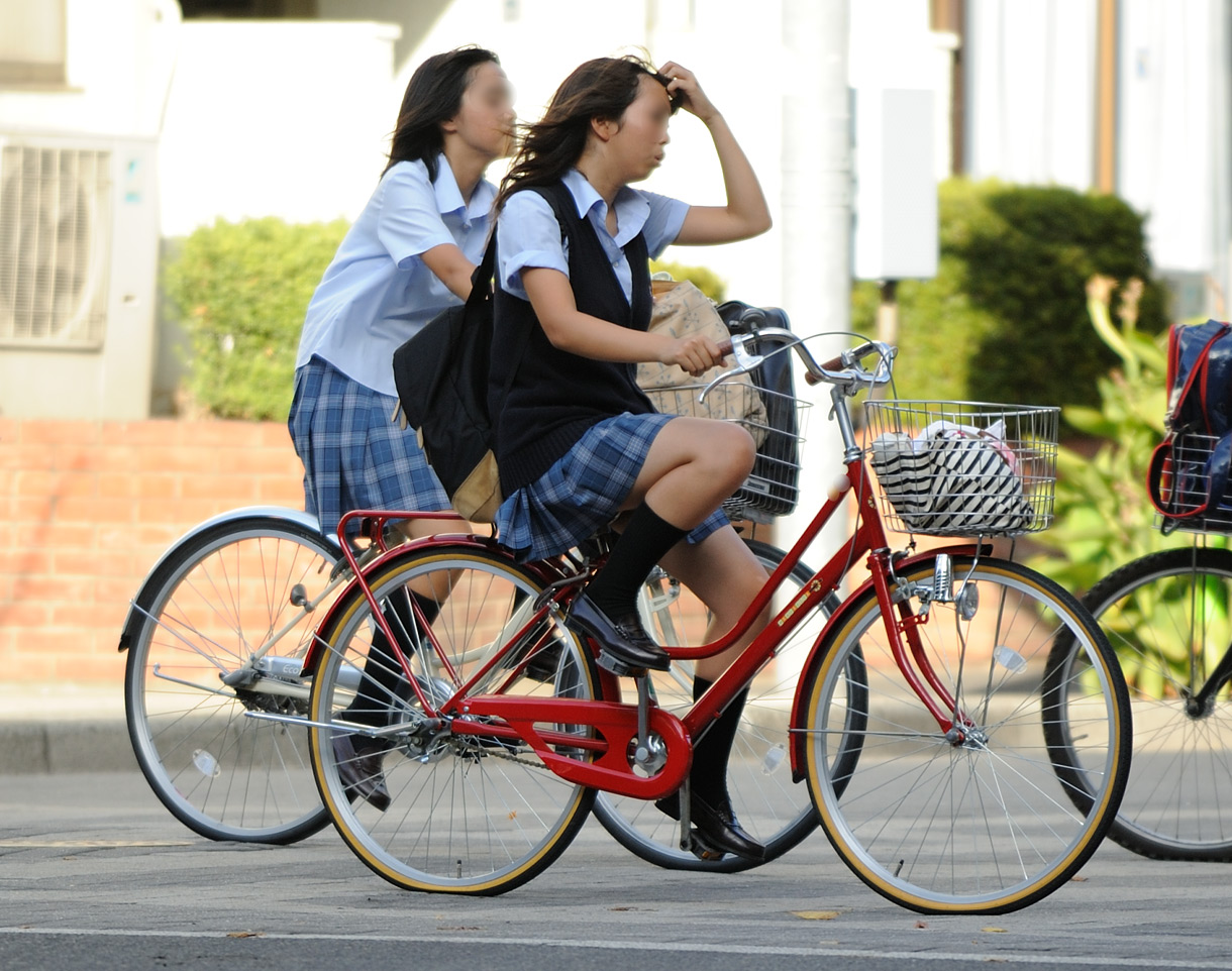 青春真っ盛りな女子高生の自転車パンチラをアホ面で盗撮したったpart2 (25枚)004
