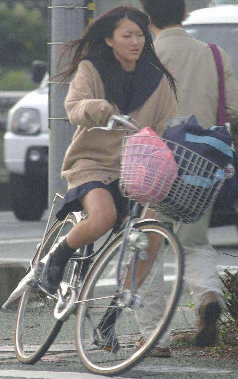 青春真っ盛りな女子高生の自転車パンチラをアホ面で盗撮したったpart2 (25枚)005