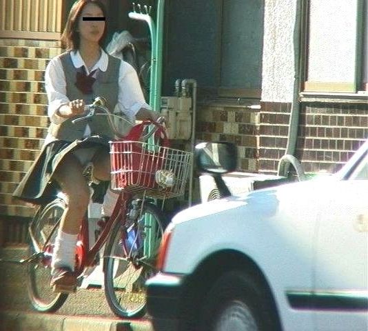 青春真っ盛りな女子高生の自転車パンチラをアホ面で盗撮したったpart2 (25枚)006