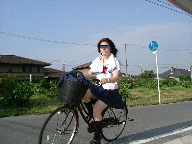青春真っ盛りな女子高生の自転車パンチラをアホ面で盗撮したったpart2 (25枚)014