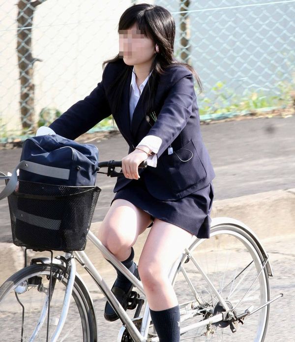 青春真っ盛りな女子高生の自転車パンチラをアホ面で盗撮したったpart2 (25枚)015