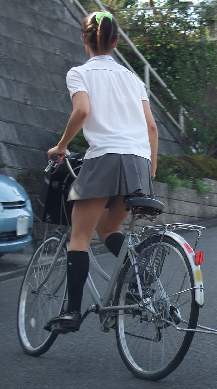 青春真っ盛りな女子高生の自転車パンチラをアホ面で盗撮したったpart2 (25枚)016