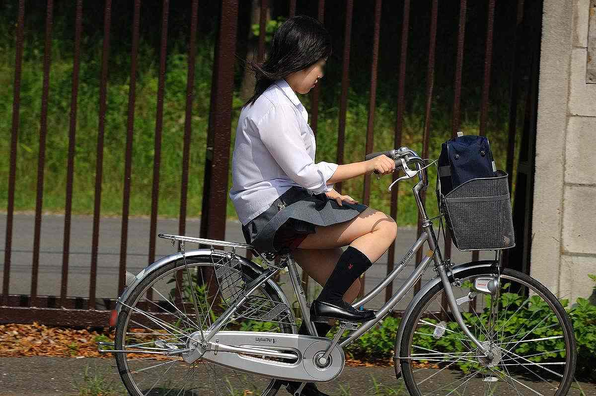 青春真っ盛りな女子高生の自転車パンチラをアホ面で盗撮したったpart2 (25枚)021