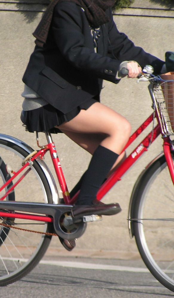 青春真っ盛りな女子高生の自転車パンチラをアホ面で盗撮したったpart2 (25枚)023