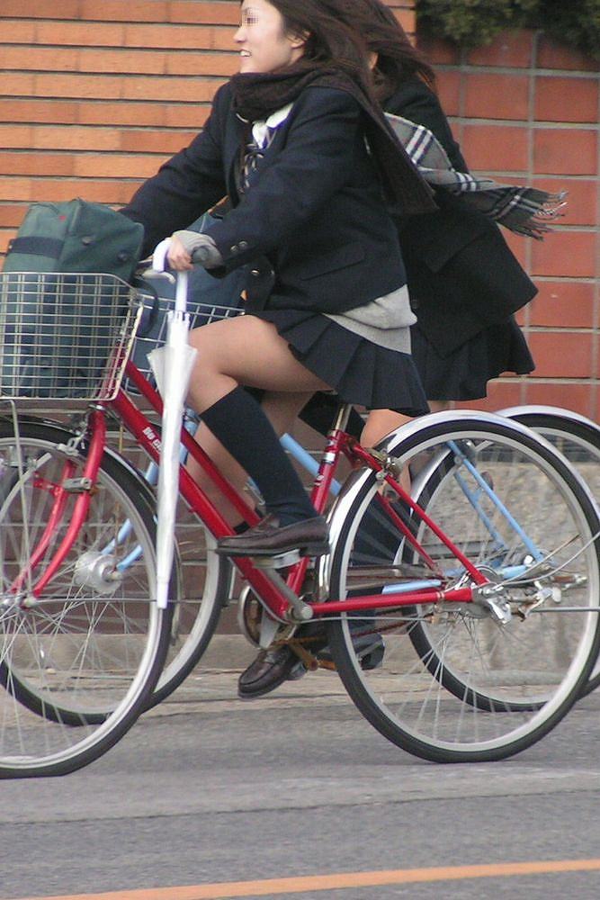 青春真っ盛りな女子高生の自転車パンチラをアホ面で盗撮したったpart2 (25枚)025