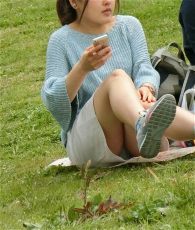 体育座り パンチラ！太ももの裏が丸見えすぎてクッソ抜けるわ(*゜∀゜)=3001