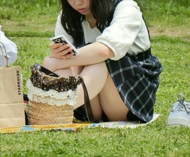 体育座り パンチラ！太ももの裏が丸見えすぎてクッソ抜けるわ(*゜∀゜)=3002