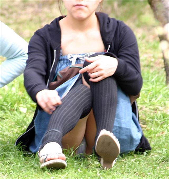 体育座り パンチラ！太ももの裏が丸見えすぎてクッソ抜けるわ(*゜∀゜)=3003