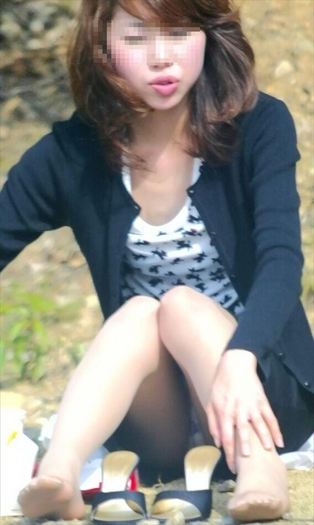 体育座り パンチラ！太ももの裏が丸見えすぎてクッソ抜けるわ(*゜∀゜)=3007