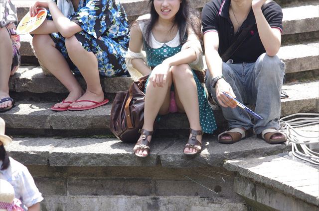 体育座り パンチラ！太ももの裏が丸見えすぎてクッソ抜けるわ(*゜∀゜)=3010