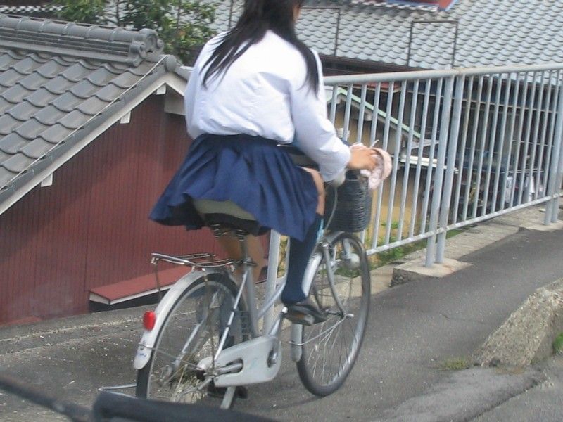 青春真っ盛りな女子高生の自転車パンチラをアホ面で盗撮したったpart3 (22枚)004