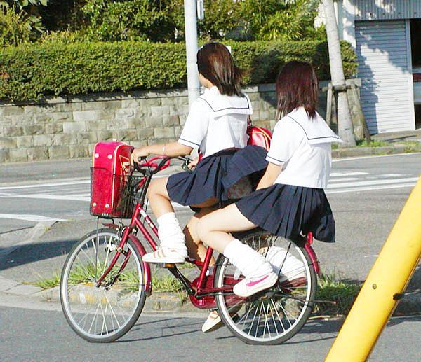 青春真っ盛りな女子高生の自転車パンチラをアホ面で盗撮したったpart3 (22枚)008