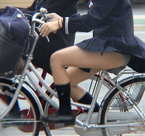 青春真っ盛りな女子高生の自転車パンチラをアホ面で盗撮したったpart3 (22枚)013
