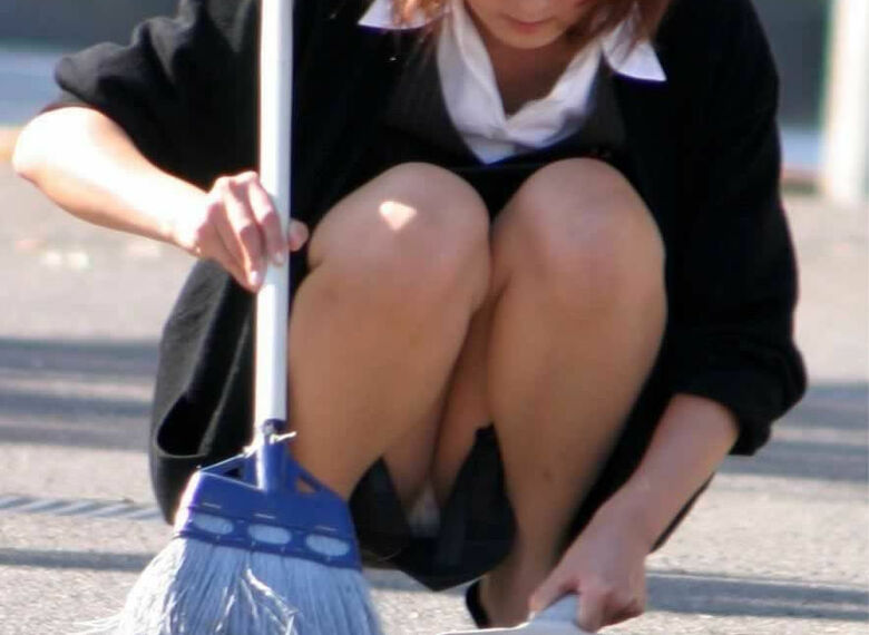 掃除 パンチラ!しゃんだときに見えるパンツが抜けちゃいます♡001