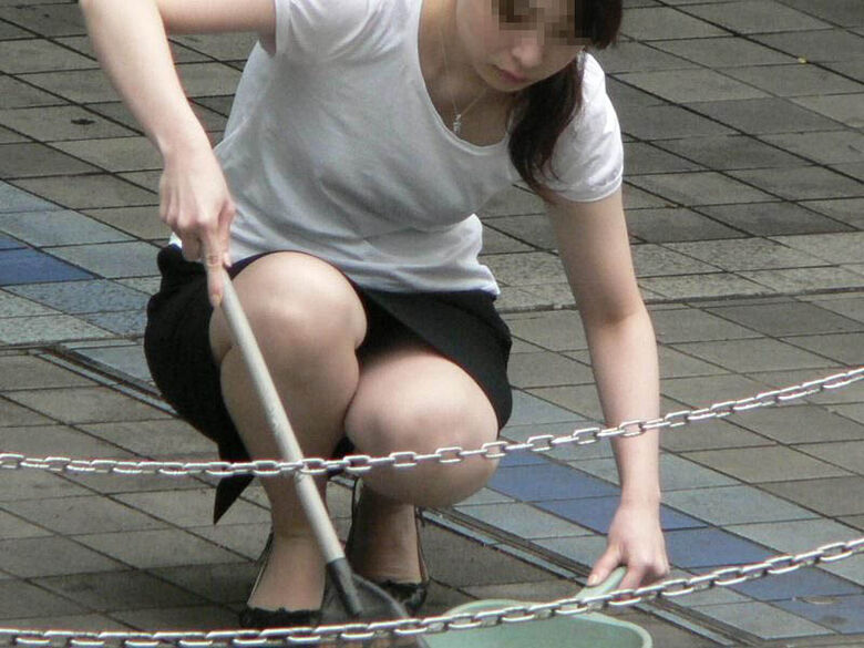 掃除 パンチラ!しゃんだときに見えるパンツが抜けちゃいます♡002