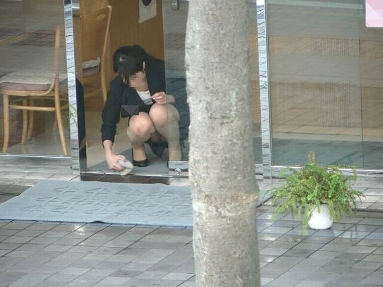 掃除 パンチラ!しゃんだときに見えるパンツが抜けちゃいます♡003