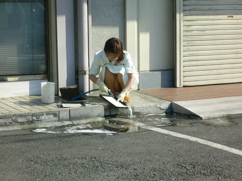 掃除 パンチラ!しゃんだときに見えるパンツが抜けちゃいます♡005