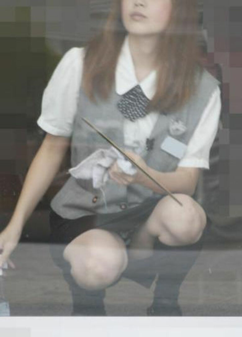 掃除 パンチラ!しゃんだときに見えるパンツが抜けちゃいます♡006