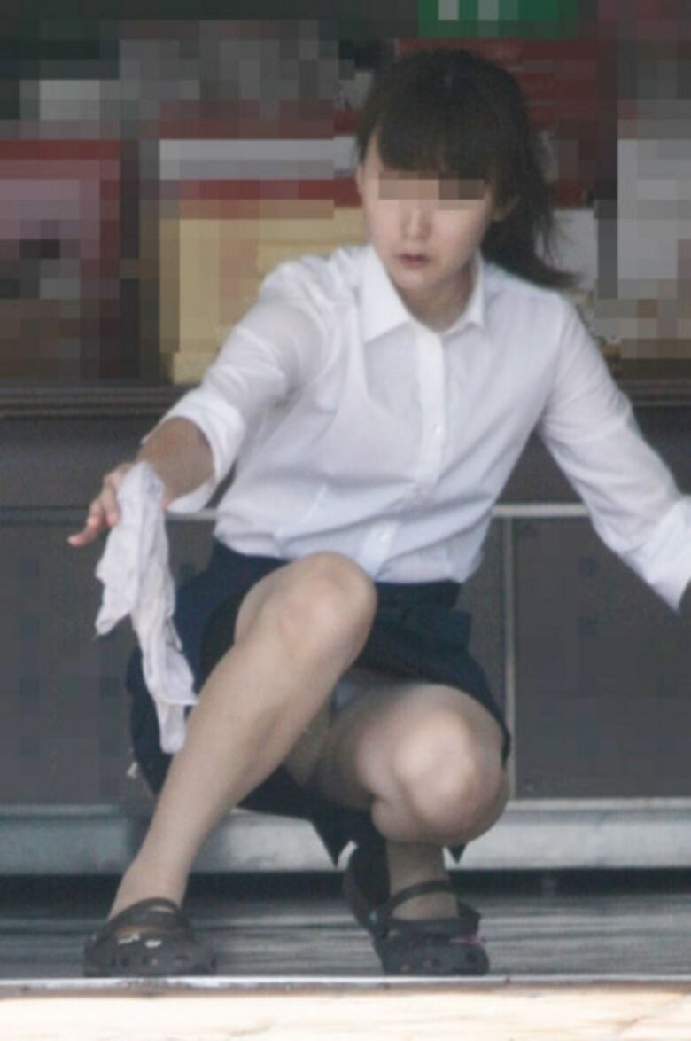 掃除 パンチラ!しゃんだときに見えるパンツが抜けちゃいます♡010