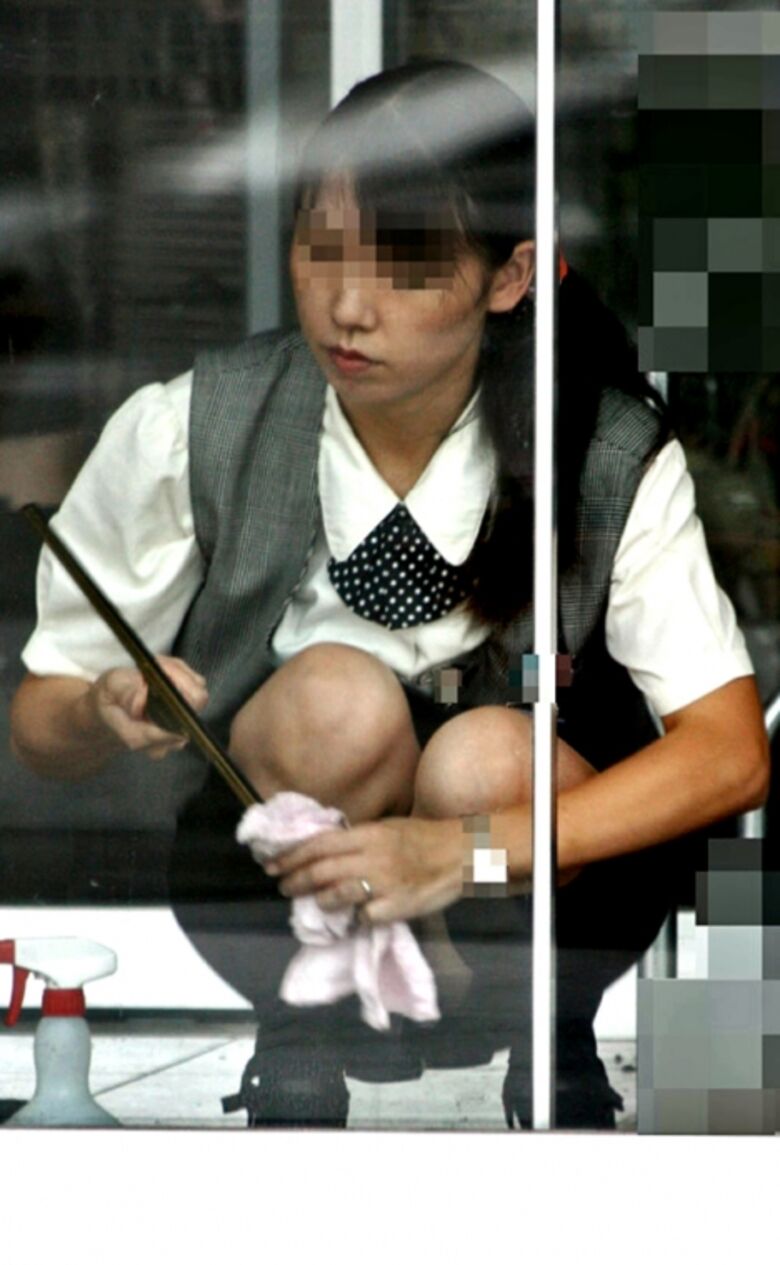 掃除 パンチラ!しゃんだときに見えるパンツが抜けちゃいます♡012