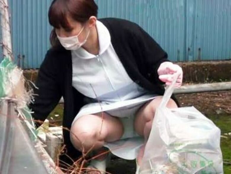 掃除 パンチラ!しゃんだときに見えるパンツが抜けちゃいます♡013