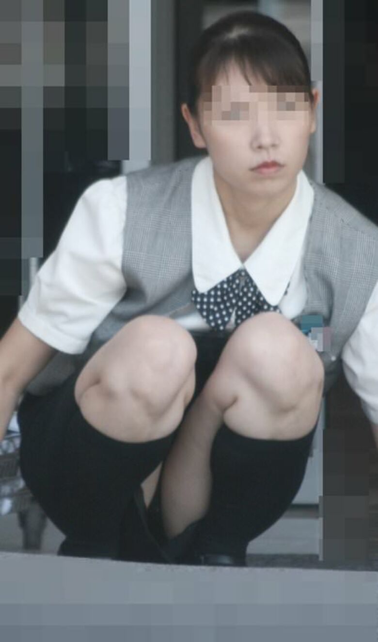 掃除 パンチラ!しゃんだときに見えるパンツが抜けちゃいます♡015