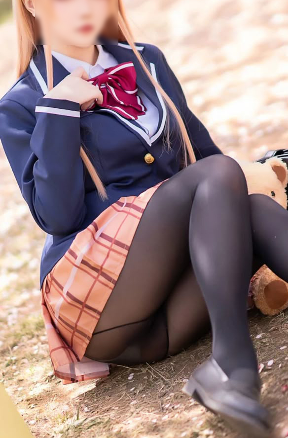 コスプレイヤー 座りパンチラ！パンツもエロいけど太もものムチムチ感がたまんないっす♡002