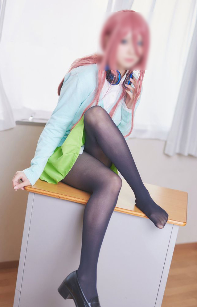 コスプレイヤー 座りパンチラ！パンツもエロいけど太もものムチムチ感がたまんないっす♡006