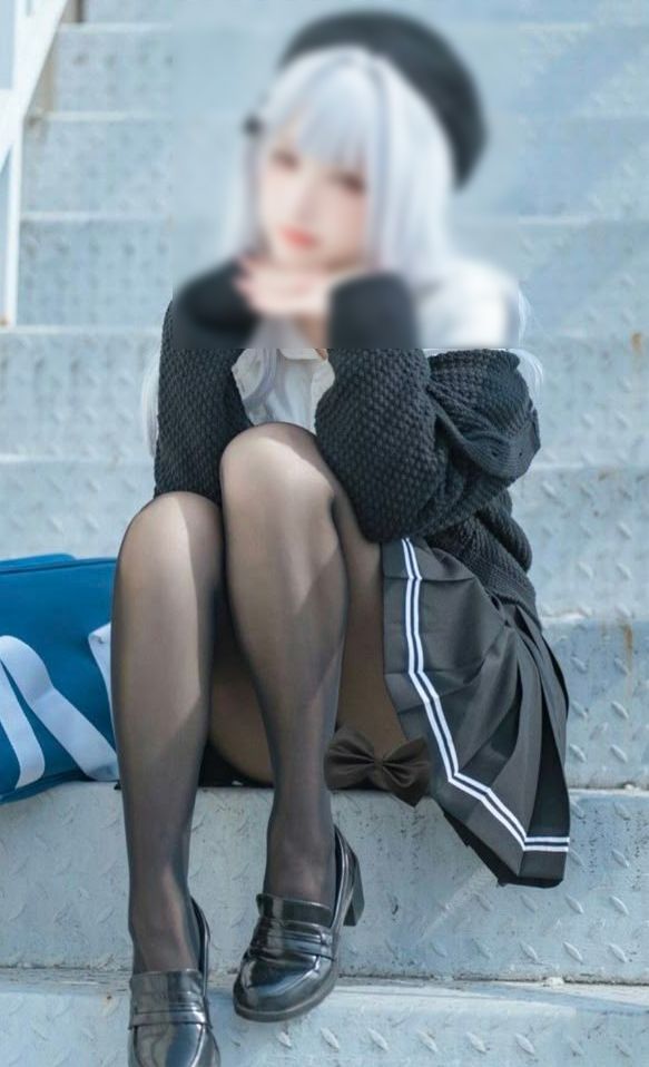 コスプレイヤー 座りパンチラ！パンツもエロいけど太もものムチムチ感がたまんないっす♡010