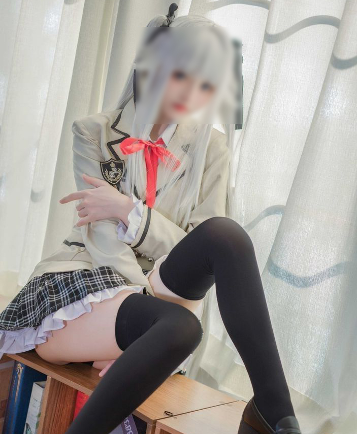 コスプレイヤー 座りパンチラ！パンツもエロいけど太もものムチムチ感がたまんないっす♡011