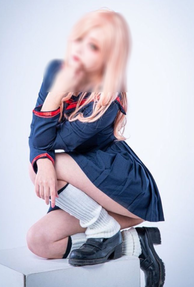 コスプレイヤー 座りパンチラ！パンツもエロいけど太もものムチムチ感がたまんないっす♡012