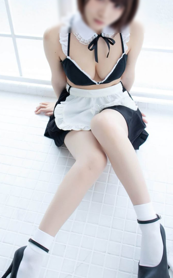 コスプレイヤー 座りパンチラ！パンツもエロいけど太もものムチムチ感がたまんないっす♡014