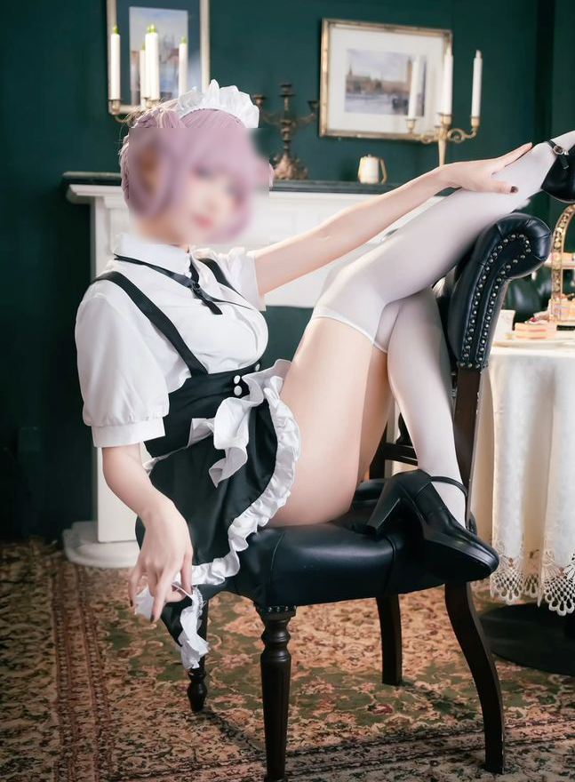 コスプレイヤー 座りパンチラ！パンツもエロいけど太もものムチムチ感がたまんないっす♡016