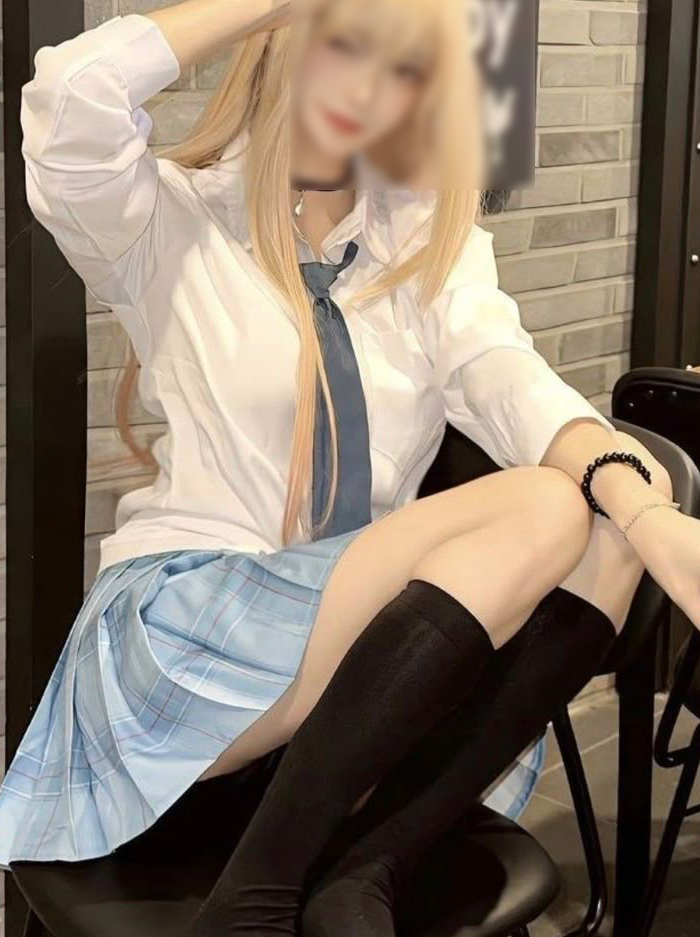 コスプレイヤー 座りパンチラ！パンツもエロいけど太もものムチムチ感がたまんないっす♡019