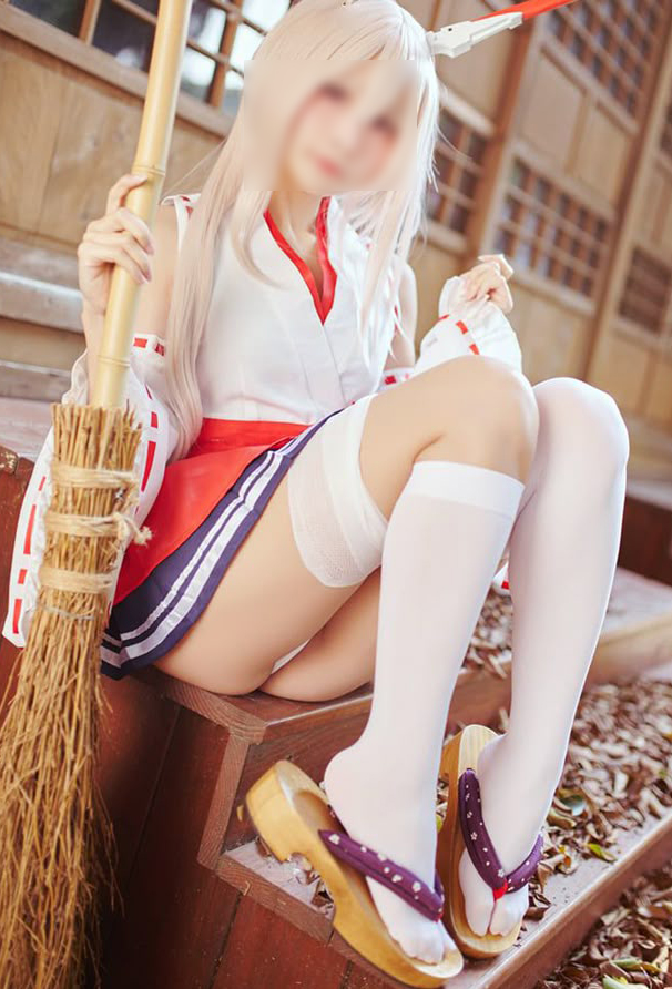 コスプレイヤー 座りパンチラ！パンツもエロいけど太もものムチムチ感がたまんないっす♡020