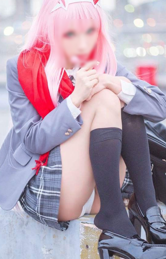 コスプレイヤー 座りパンチラ！パンツもエロいけど太もものムチムチ感がたまんないっす♡021