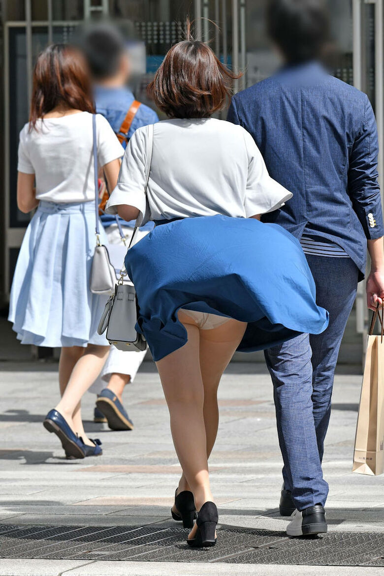 2ページ目)風パンチラ動画像135枚！強風でエロい素人のスカート中のパンツに太もも パンモロが抜ける!!【動画あり】 | パンチラ☆ぱんちら