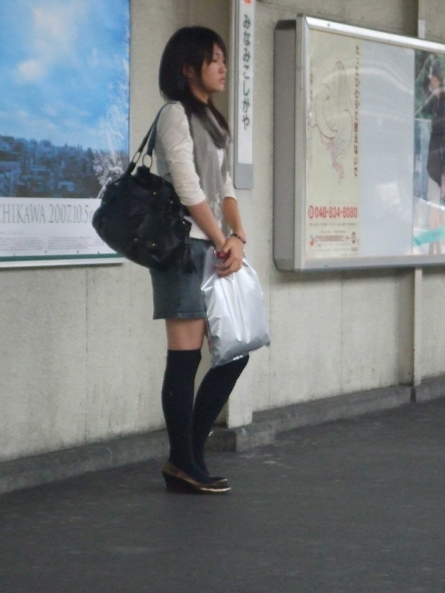 パンチラが抜ける逆さ撮り盗撮エロ動画像Vol.74_002枚目