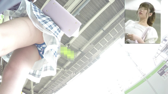 パンチラが抜ける逆さ撮り盗撮エロ動画像Vol.74_009枚目